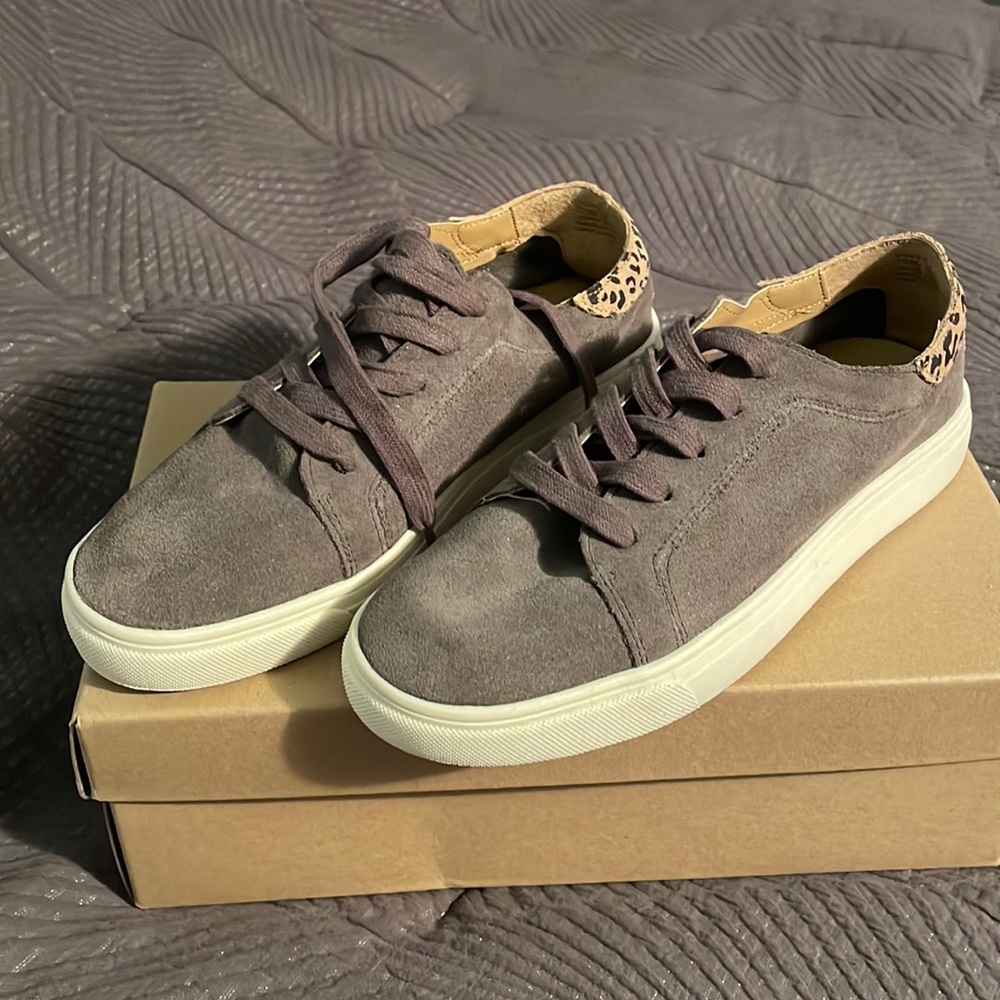 Brand new , Never wore . They are dark grey w leopard backing .